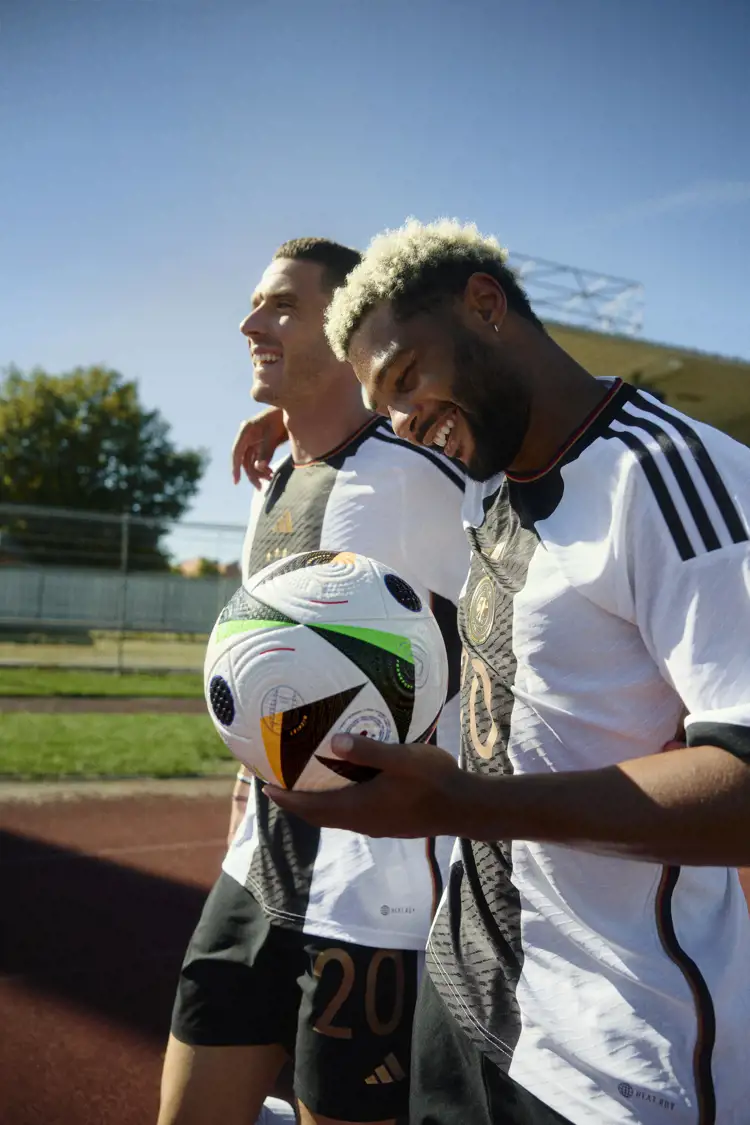 Dit is de adidas Euro 2024 Fussballliebe wedstrijdbal! 