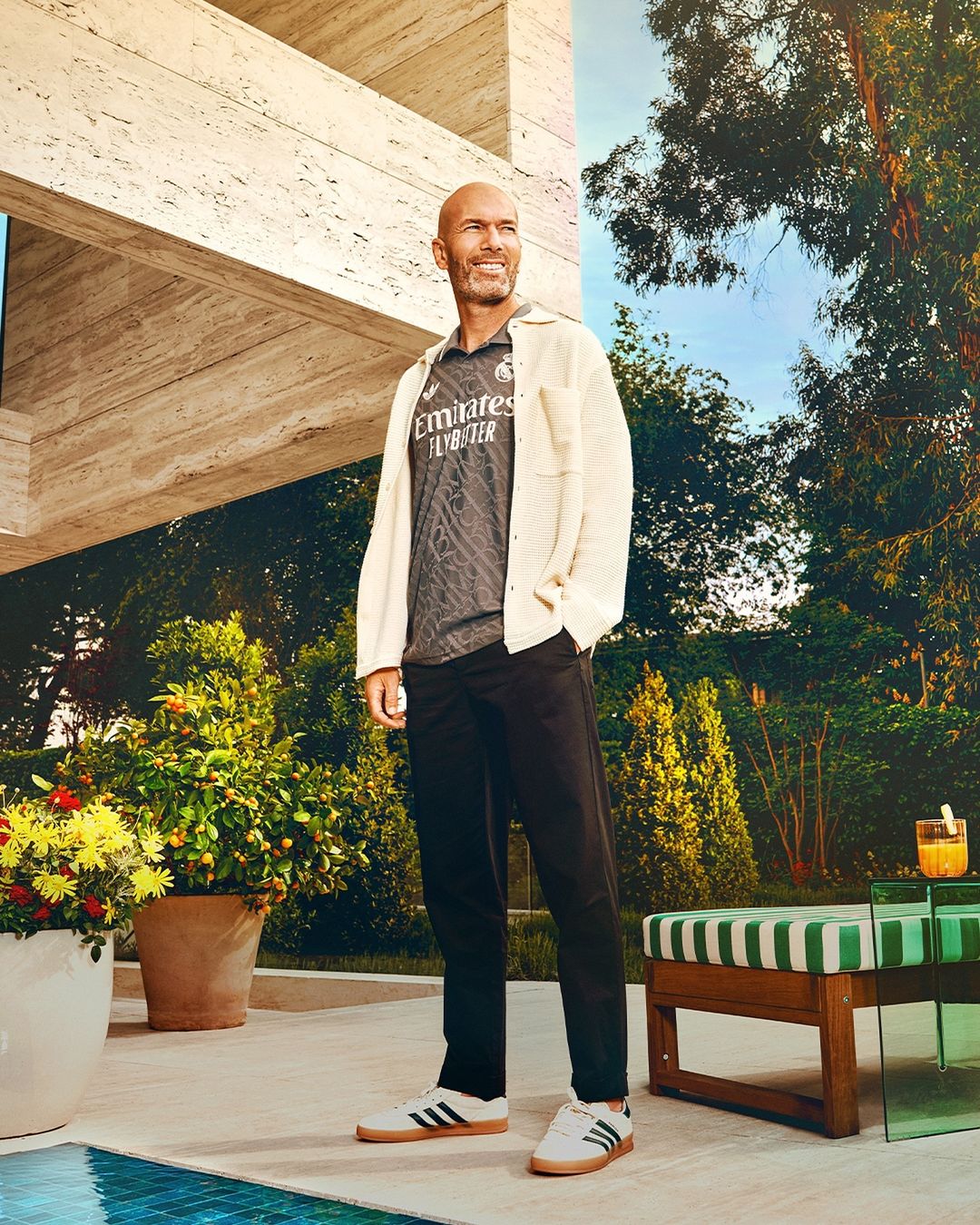 Real Madrid 3e shirt 2024-2025 heeft retro logo en adidas Originals logo!