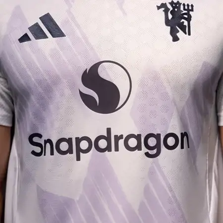 Manchester United uitshirt 2025-2026 bevat sneeuwvlokken!