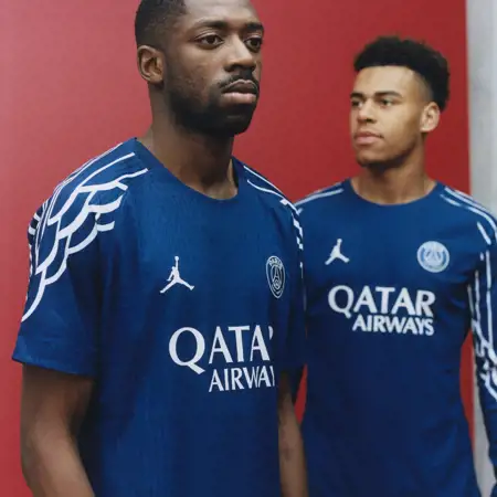Paris Saint Germain 4e shirt 2024-2025 is blauw met vleugels!