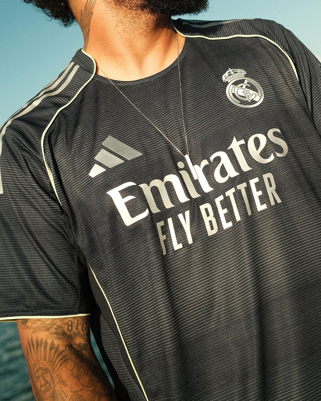 Real Madrid uitshirt 2025-2026 bevat speciaal moiré effect