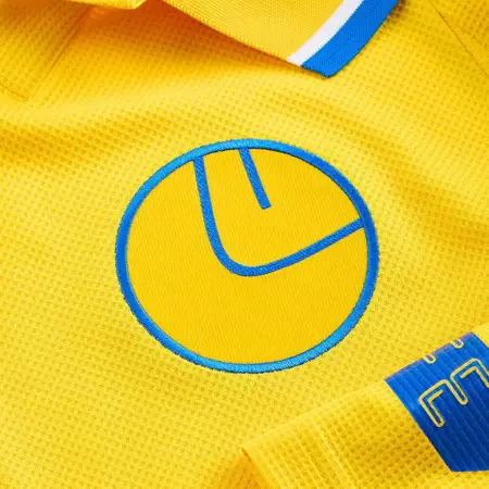 Leeds United voetbalshirts 2024-2025 bevatten logo Red Bull