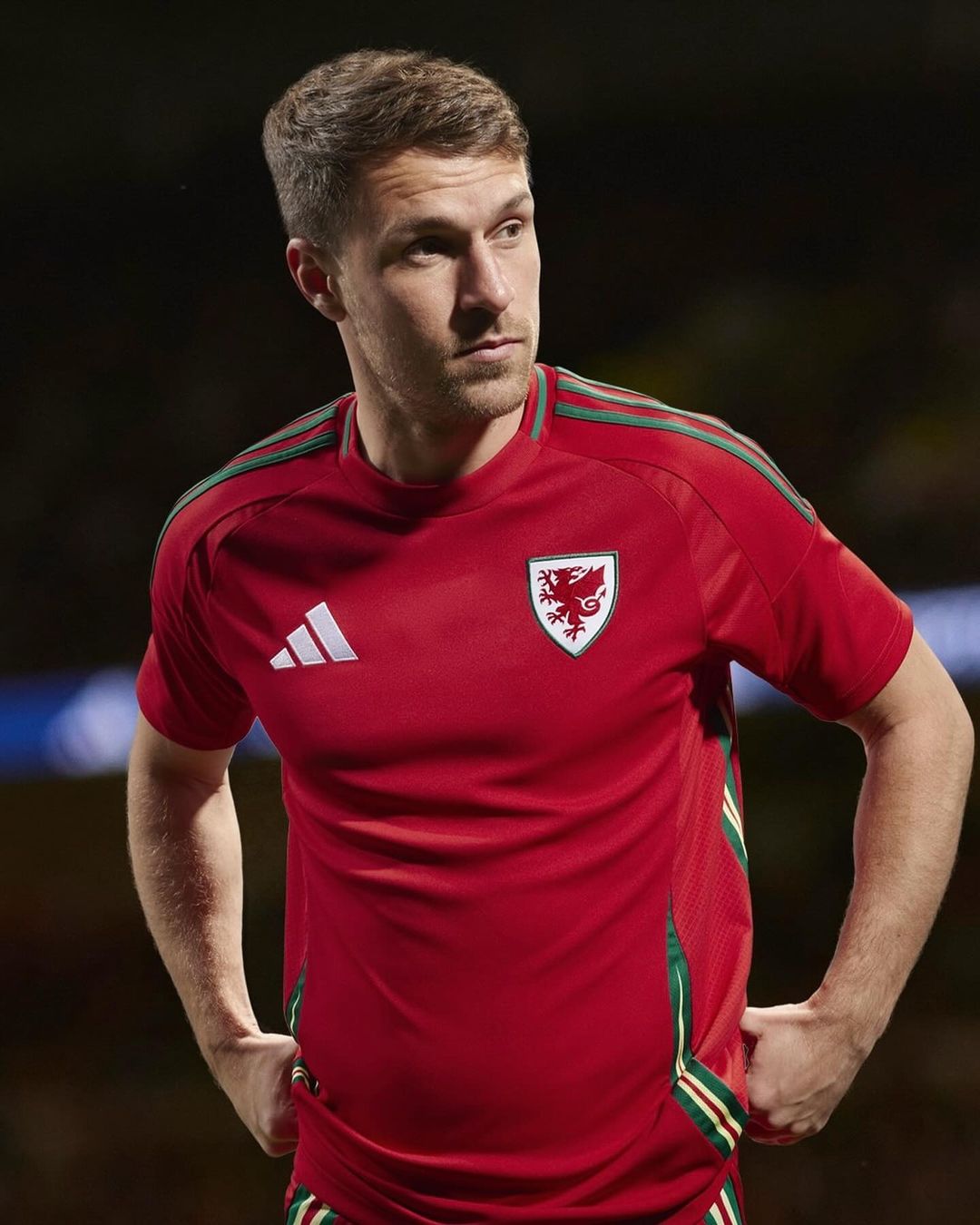 Wales voetbalshirts 2024-2025 geïnspireerd door draak