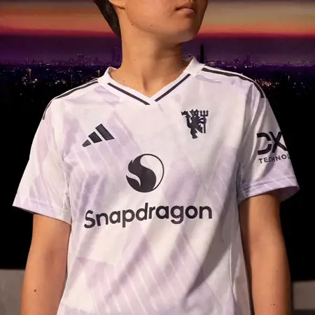 Manchester United uitshirt 2025-2026 bevat sneeuwvlokken!