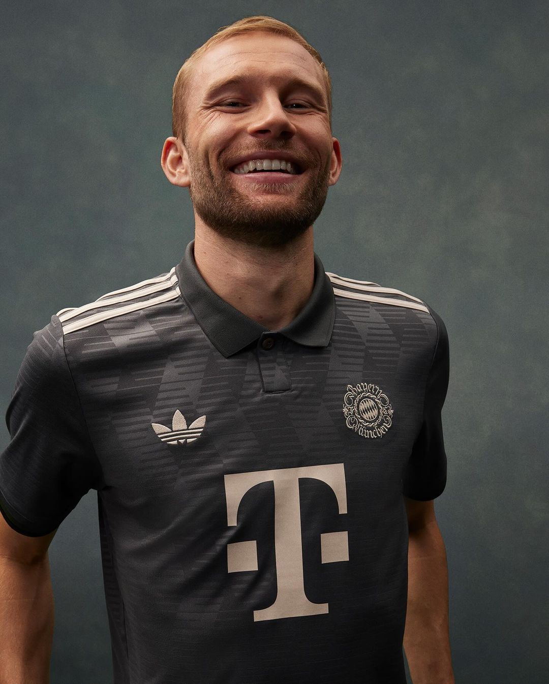 Dit is het Bayern München Oktoberfest voetbalshirt 2024