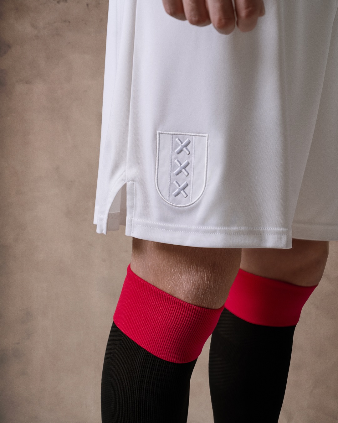 Dit is het Ajax jubileum voetbalshirt ter ere van 125 jarig bestaan