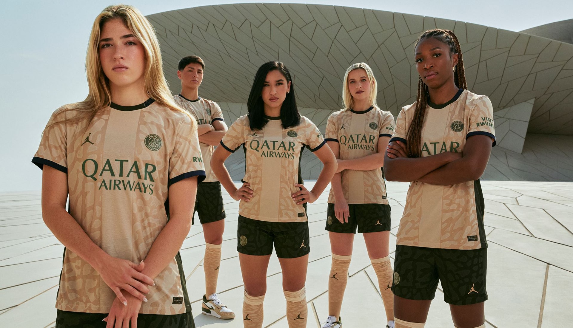 Dit is het Paris Saint Germain 4e voetbalshirt 2023-2024