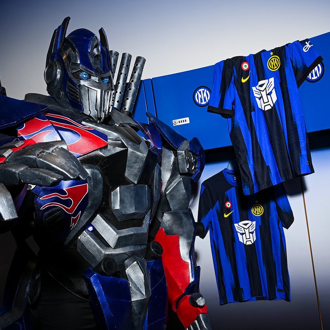 Transformers logo op Inter Milan voetbalshirt tijdens wedstrijd tegen Udinese