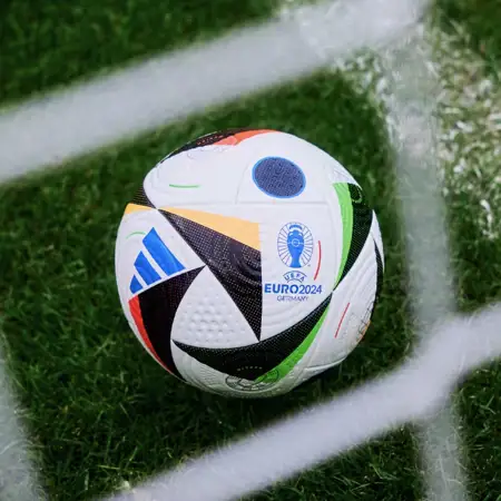 Positieve reacties op officiële EK 2024 Fussballliebe voetbal