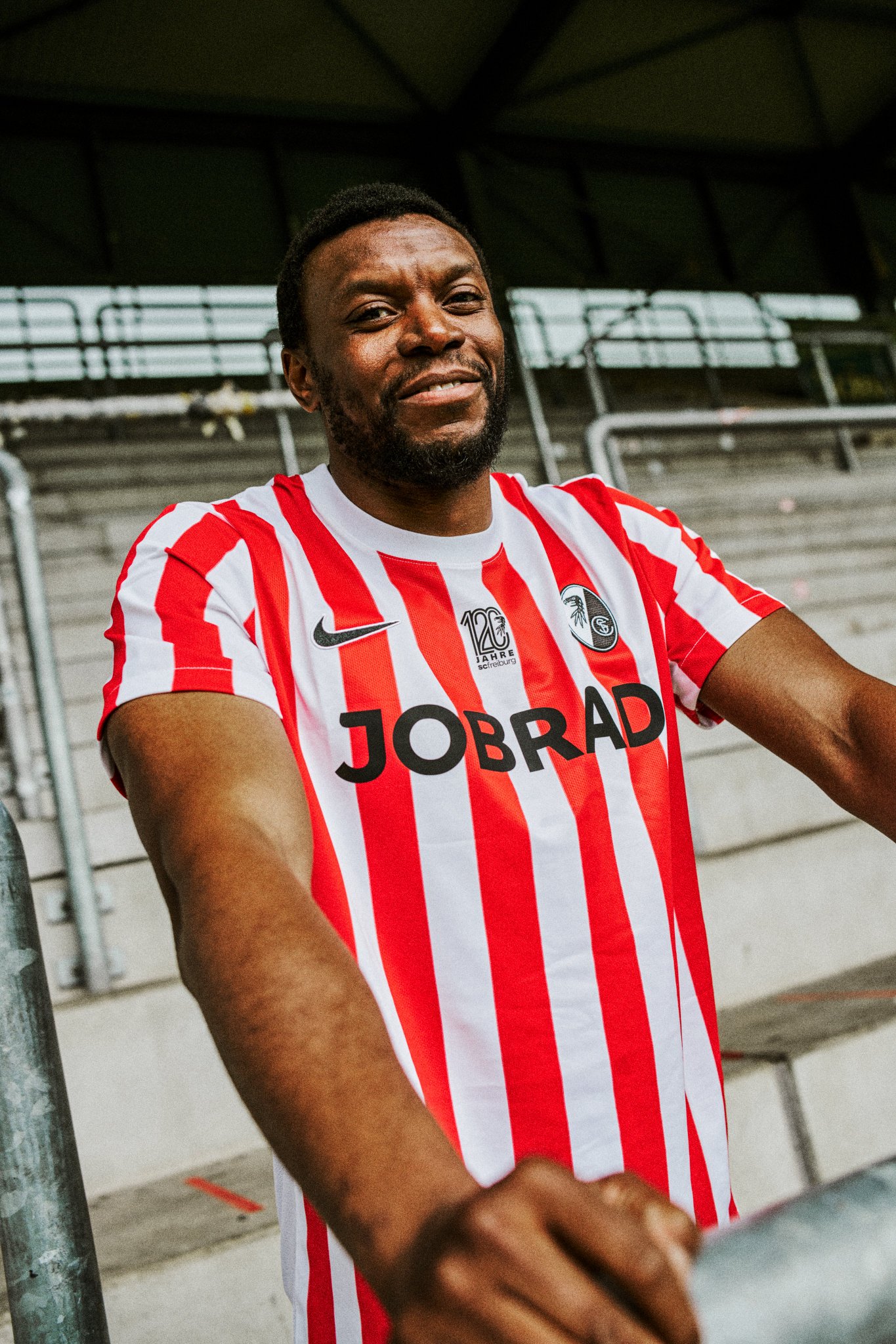 Dit is het SC Freiburg voetbalshirt ter ere van het 120 jarig bestaan