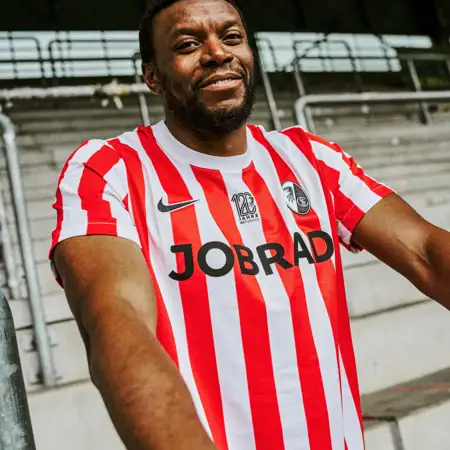 Dit is het SC Freiburg voetbalshirt ter ere van het 120 jarig bestaan