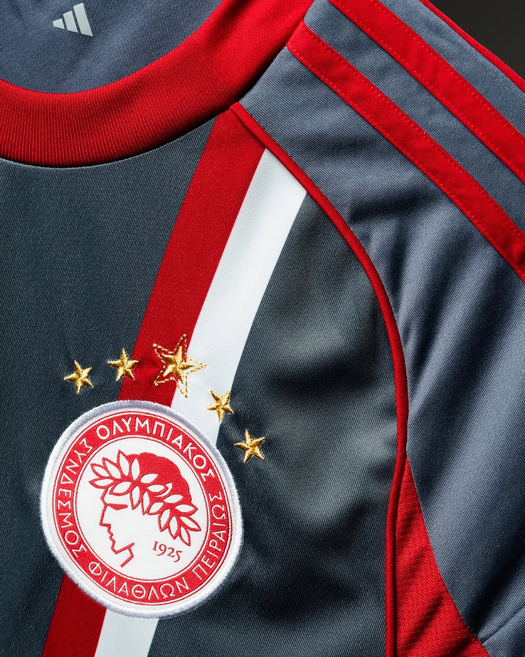 Olympiakos voetbalshirts 2025-2026: stijlvolle ontwerpen in wit, grijs en rood