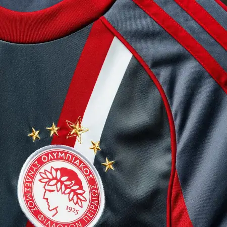 Olympiakos voetbalshirts 2025-2026: stijlvolle ontwerpen in wit, grijs en rood