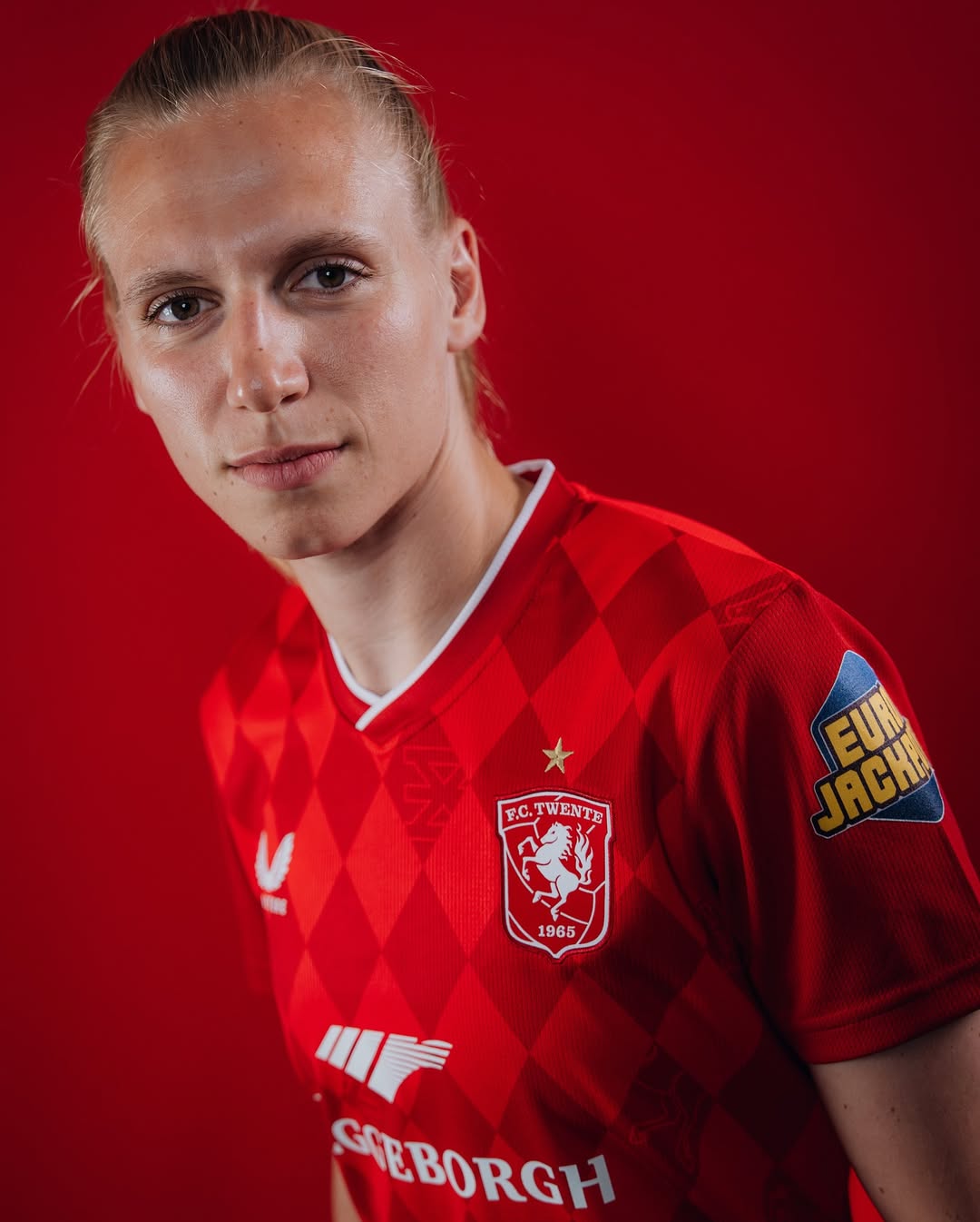 FC Twente voetbalshirts 2025-2026 geïnspireerd door shirt 2010-2011 en Diekman Stadion