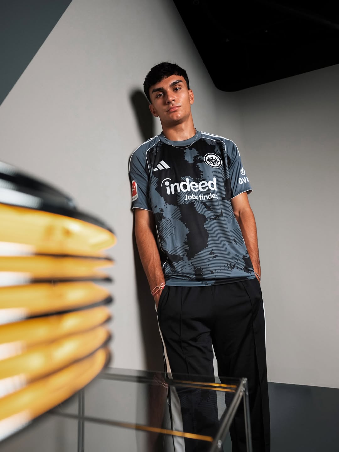 Dit zijn de Eintracht Frankfurt voetbalshirts 2025-2026 van adidas