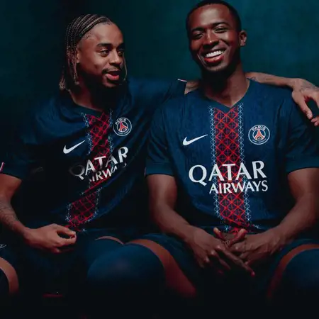 Paris Saint Germain thuisshirt 2025-2026 combineert Hechter met Eiffeltoren