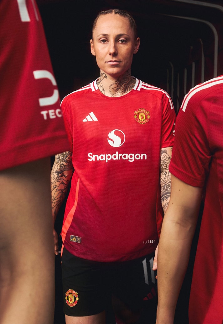 Manchester United thuisshirt 2024-2025 heeft verschillende tinten rood! 