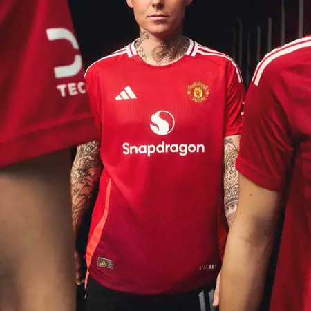 Manchester United thuisshirt 2024-2025 heeft verschillende tinten rood!
