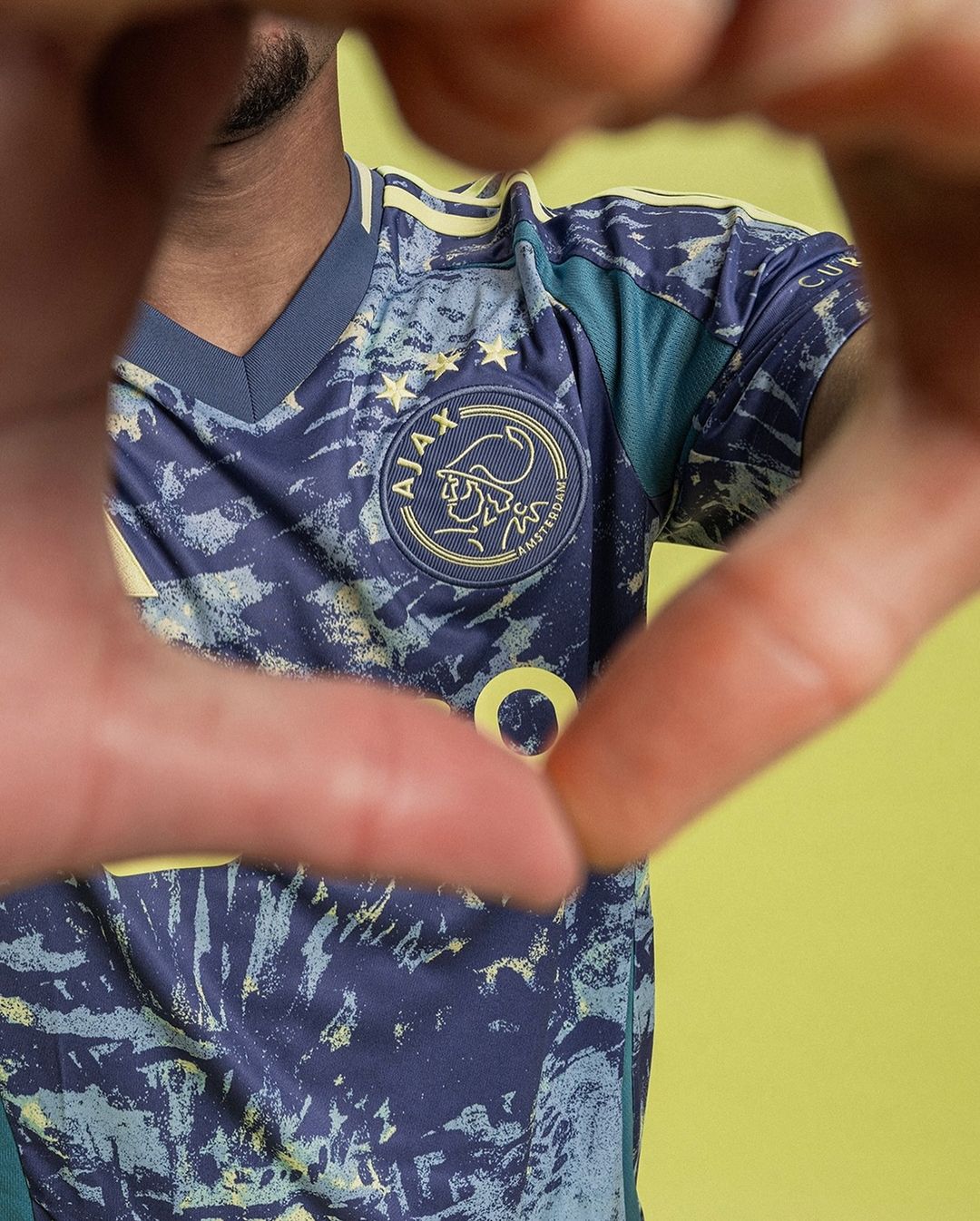 Ajax uitshirt 2024-2025 eerbetoon aan Amsterdamse creativiteit!