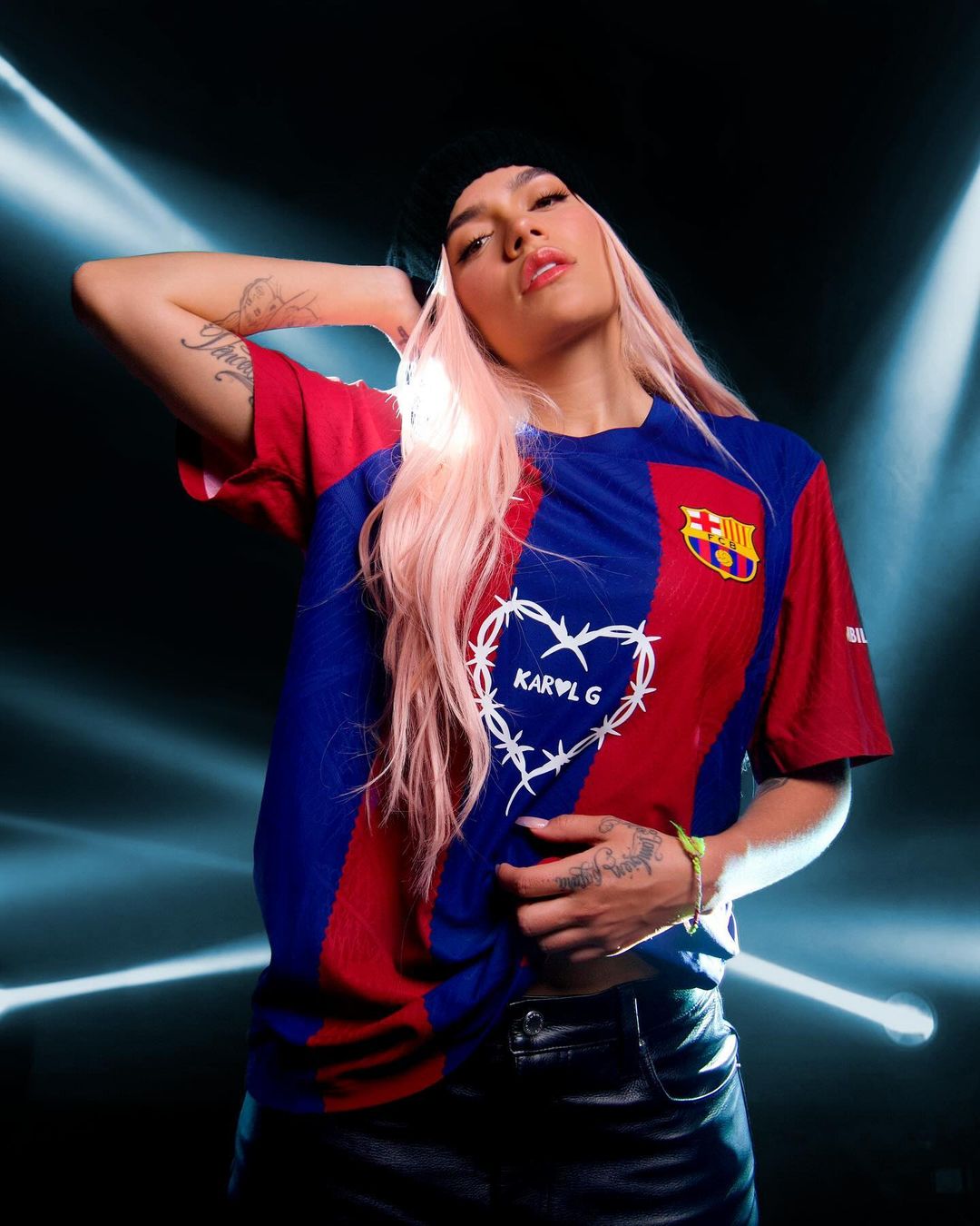 KAROL G op FC Barcelona voetbalshirt tijdens El Clásico 2024
