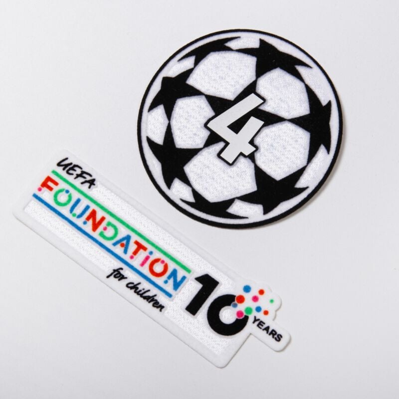 Waarom dragen clubs in de Champions League twee badges op de rechtermouw?