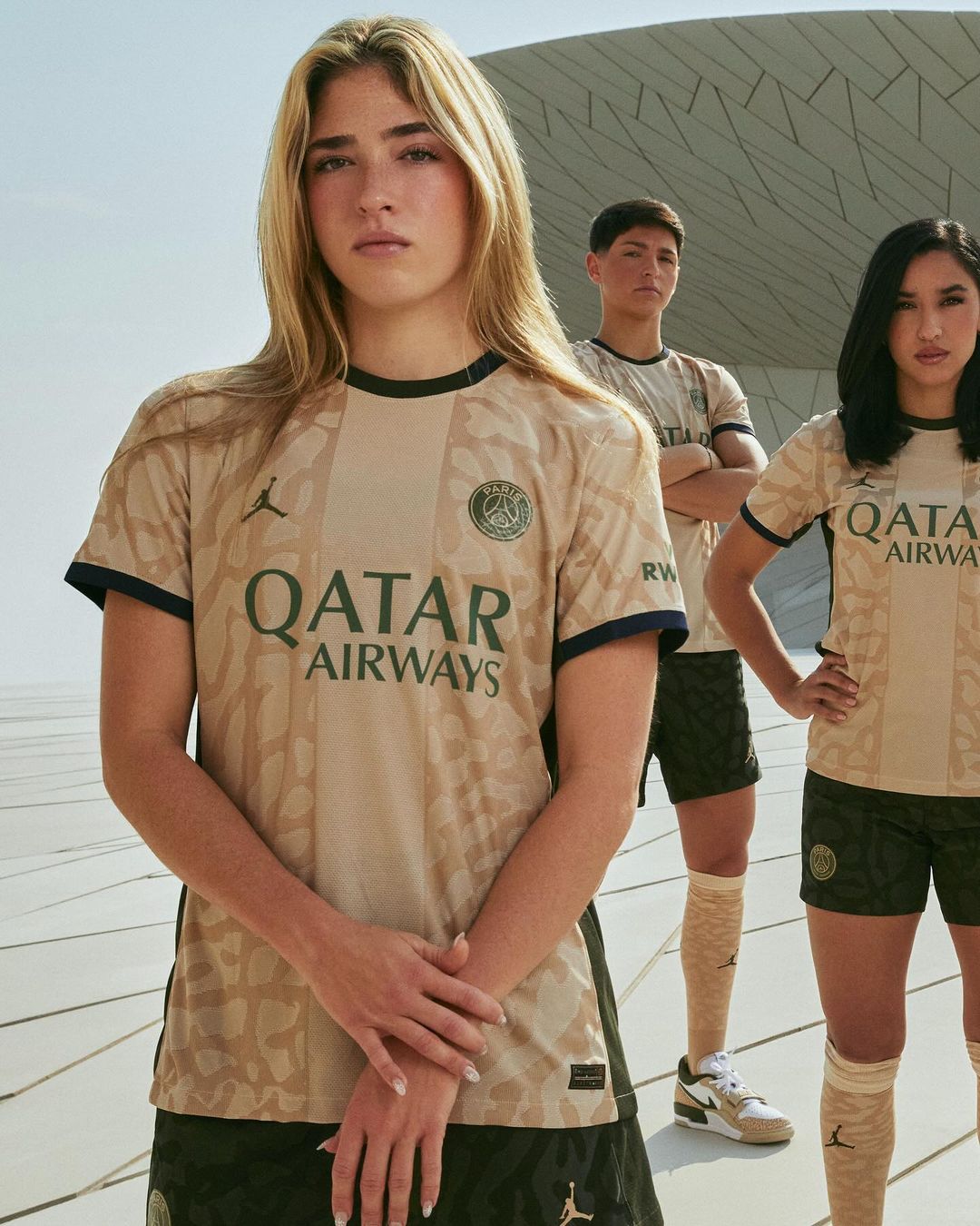 Dit is het Paris Saint Germain 4e voetbalshirt 2023-2024