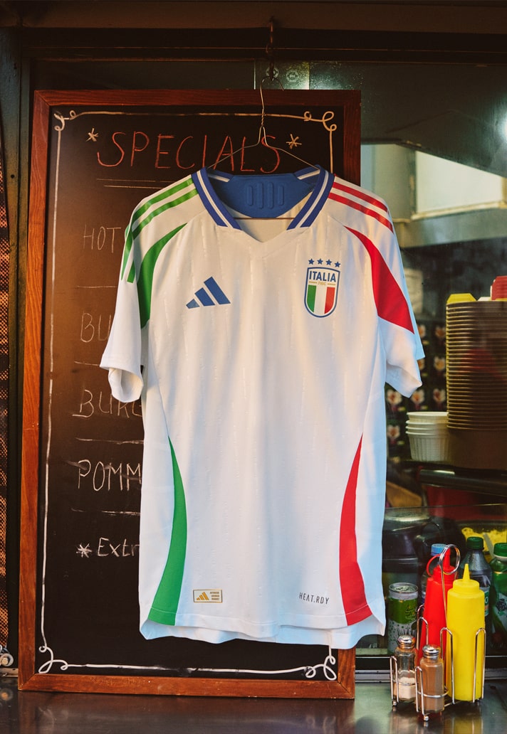 Italië Euro 2024 uitshirt weer wit met Italiaanse kleuren