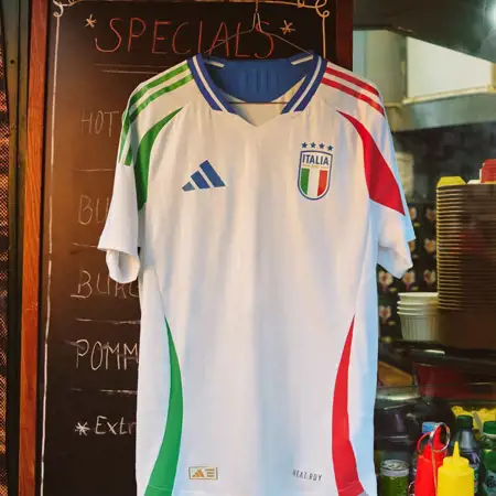 Italië Euro 2024 uitshirt weer wit met Italiaanse kleuren