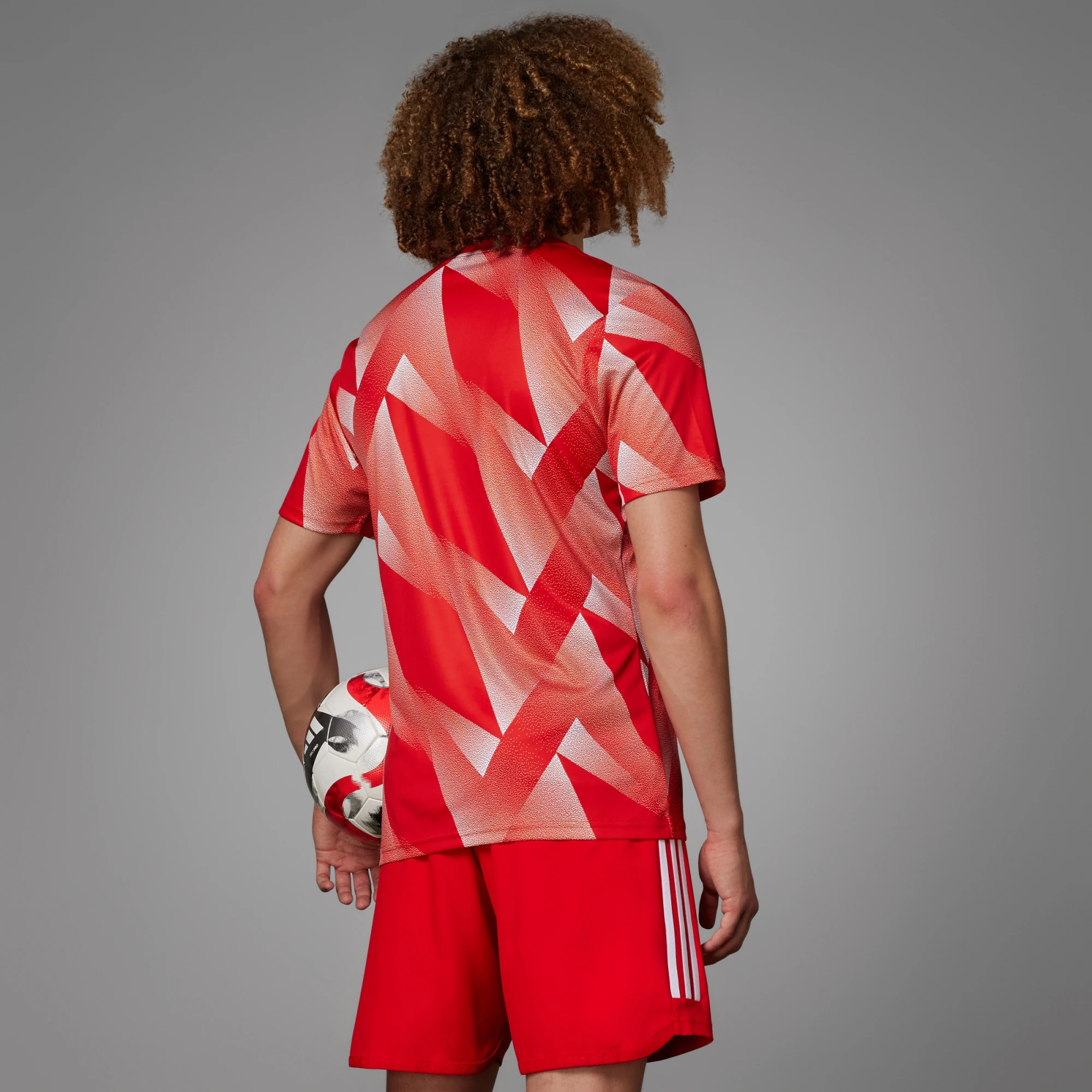 Dit warming-up shirt draagt Bayern München tijdens 2023-2024