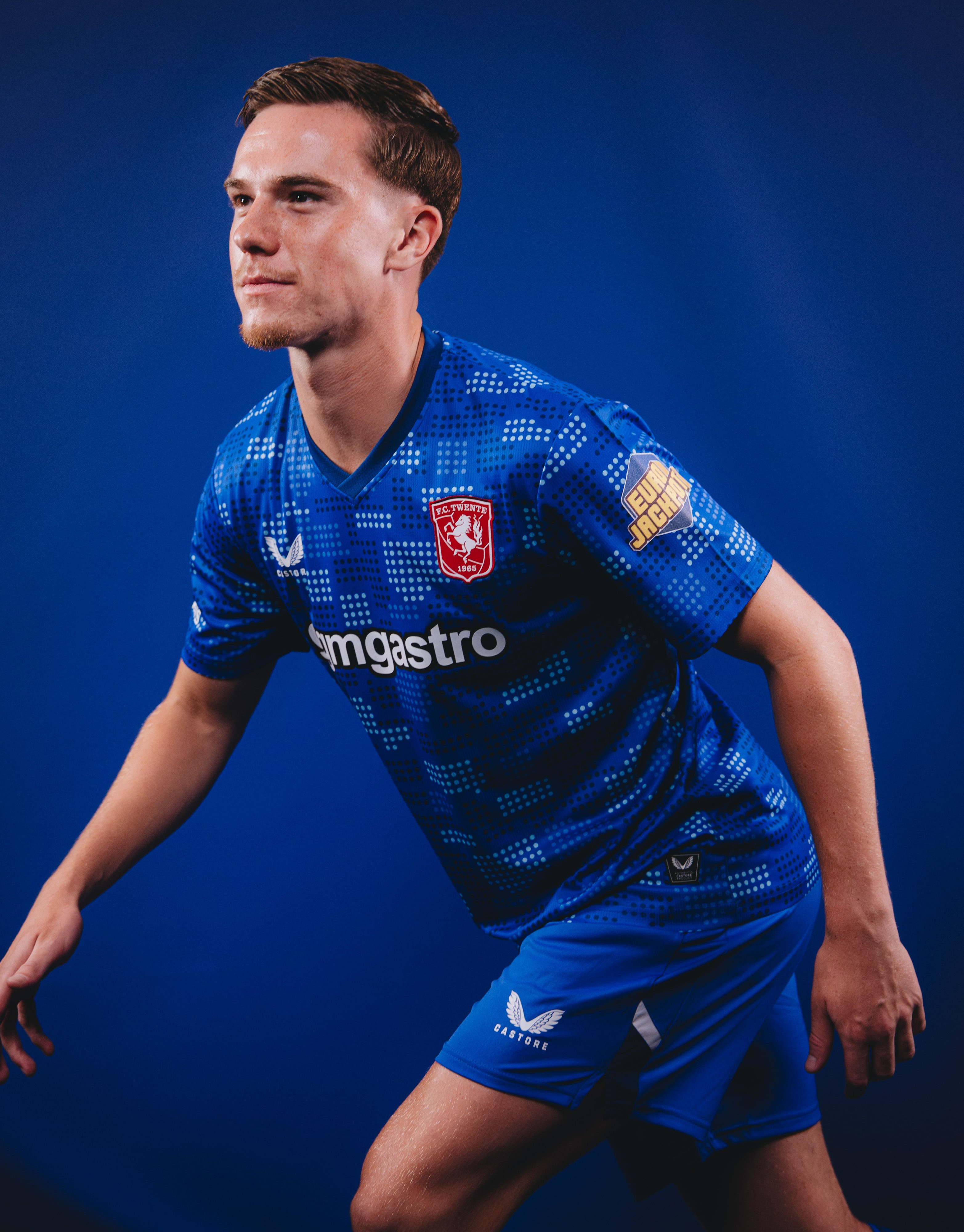 FC Twente voetbalshirts 2025-2026 geïnspireerd door shirt 2010-2011 en Diekman Stadion