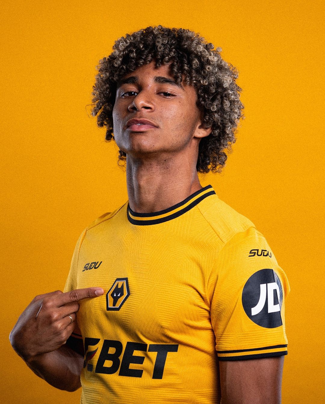 Dit zijn Wolverhampton Wanderers voetbalshirts 2024-2025 van Sudu