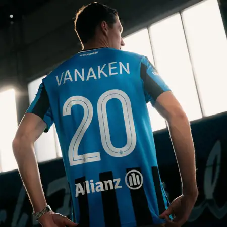 Club Brugge voetbalshirts 2024-2025 geïnspireerd door retro shirts en Brugse Reien