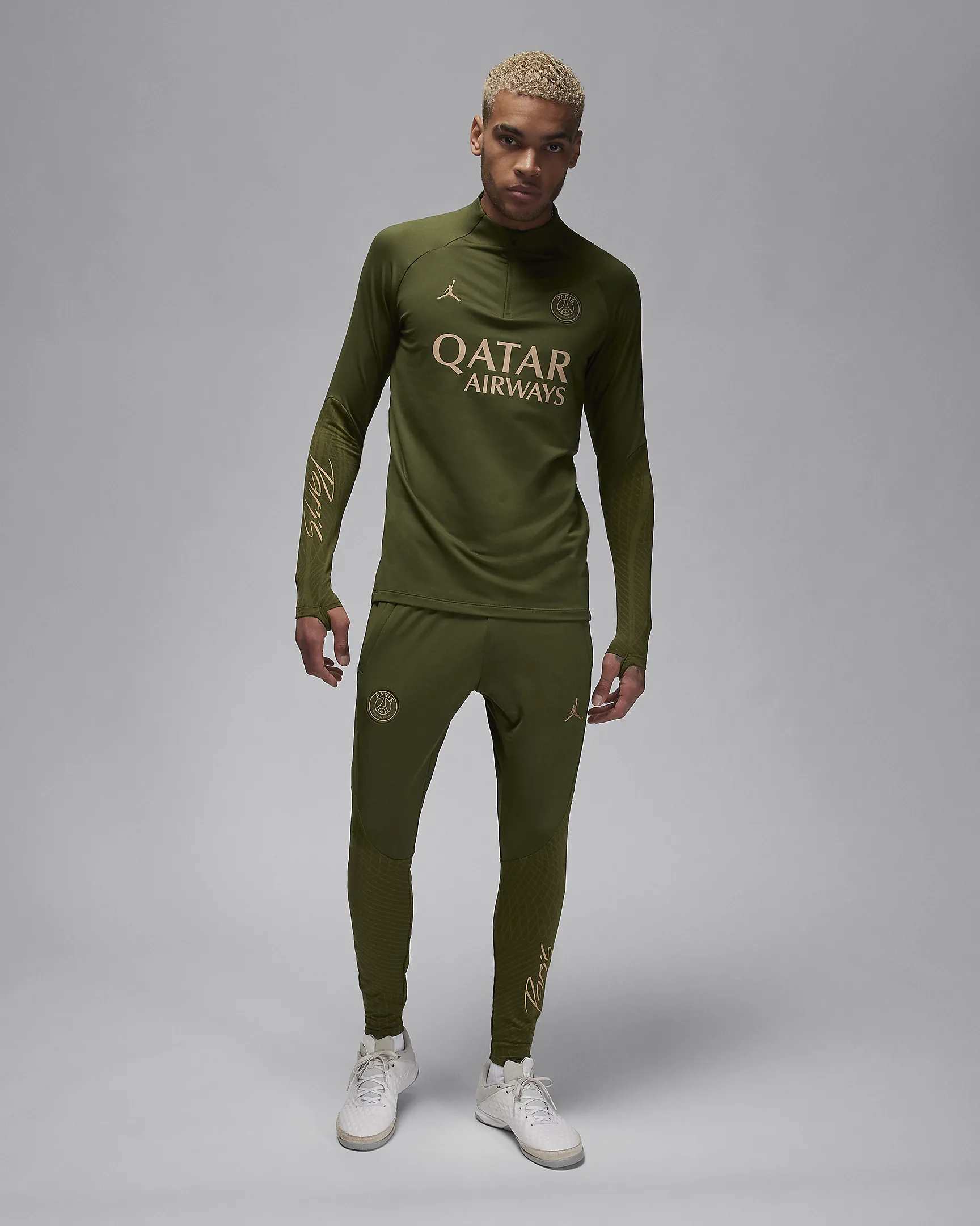 Dit is het legergroene Jordan Brand Paris Saint Germain trainingspak 2024