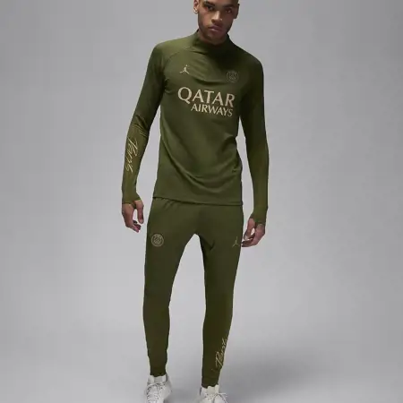 Dit is het legergroene Jordan Brand Paris Saint Germain trainingspak 2024