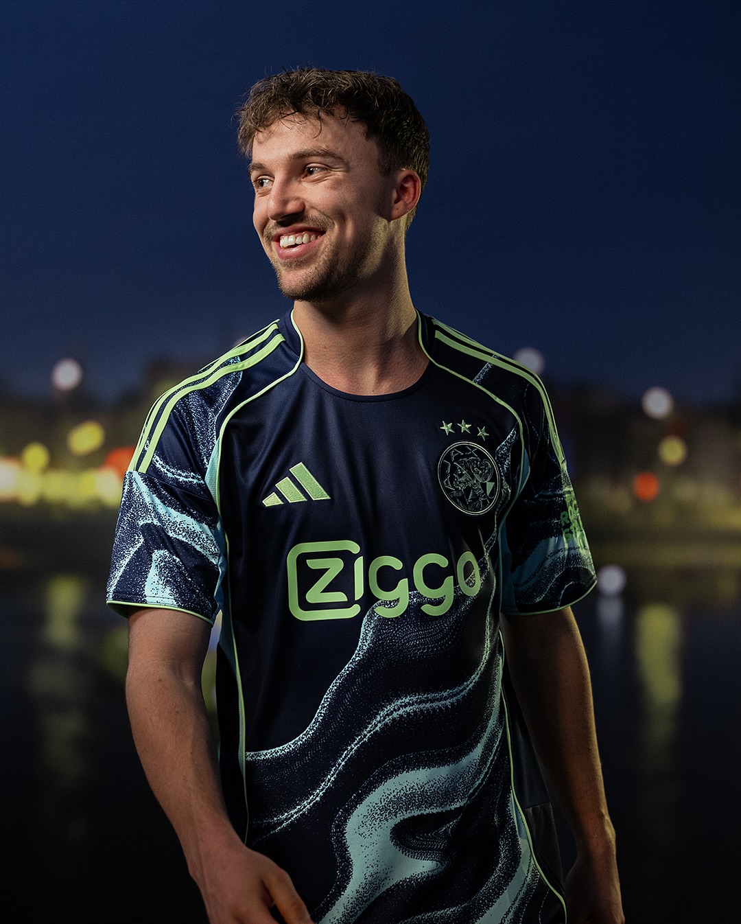 Ajax uitshirt 2025-2026 ode aan Amsterdam en jeugdopleiding! 
