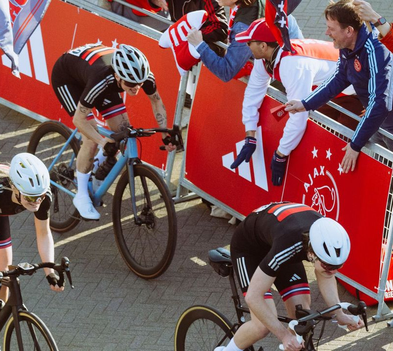 adidas en Ajax lanceren wielrenshirts in Amsterdamse kleuren