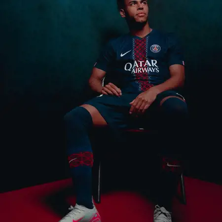 Paris Saint Germain thuisshirt 2025-2026 combineert Hechter met Eiffeltoren
