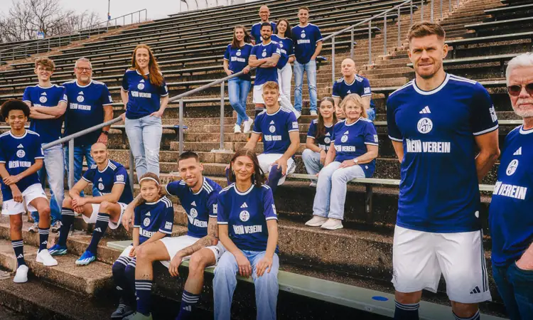 Schalke 04 en jonge fans lanceren special edition voetbalshirt