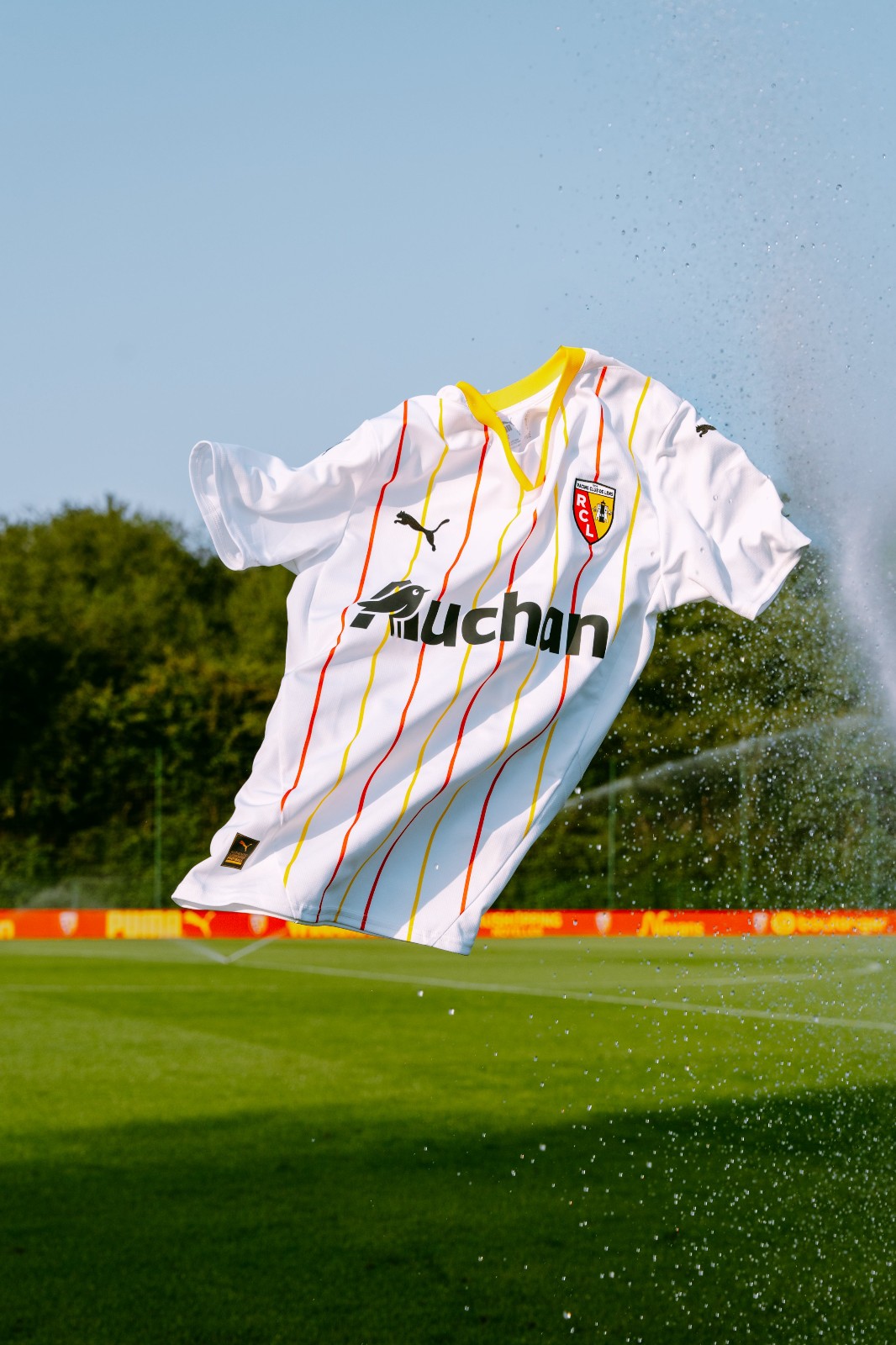 RC Lens voetbalshirts 2024-2025 geïnspireerd door stadion en heritage 