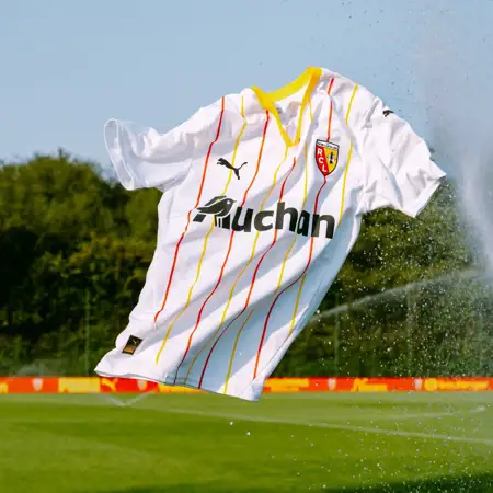 RC Lens voetbalshirts 2024-2025 geïnspireerd door stadion en heritage