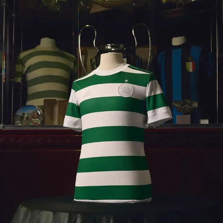 Dit is het Celtic 120 Years of Hoops voetbalshirt