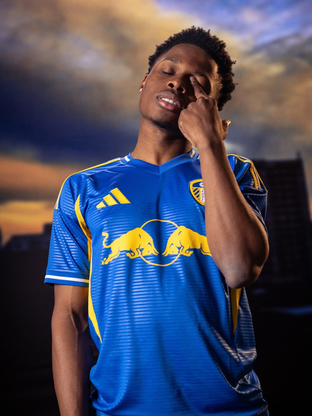 Leeds United voetbalshirts 2025-2026 geïnspireerd door Lowfields Tunnel, sjaals en shirt 2001-2003