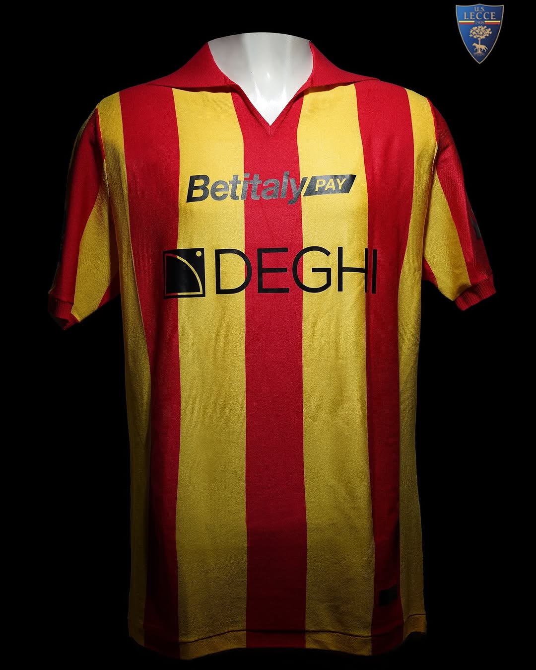 Dit is het US Lecce voetbalshirt ter ere van het 117 jarig bestaan