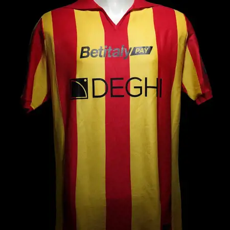 Dit is het US Lecce voetbalshirt ter ere van het 117 jarig bestaan