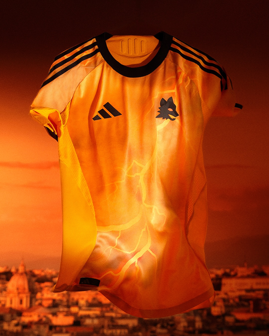 AS Roma uitshirt 2025-2026 is oranje met bliksemschichten!