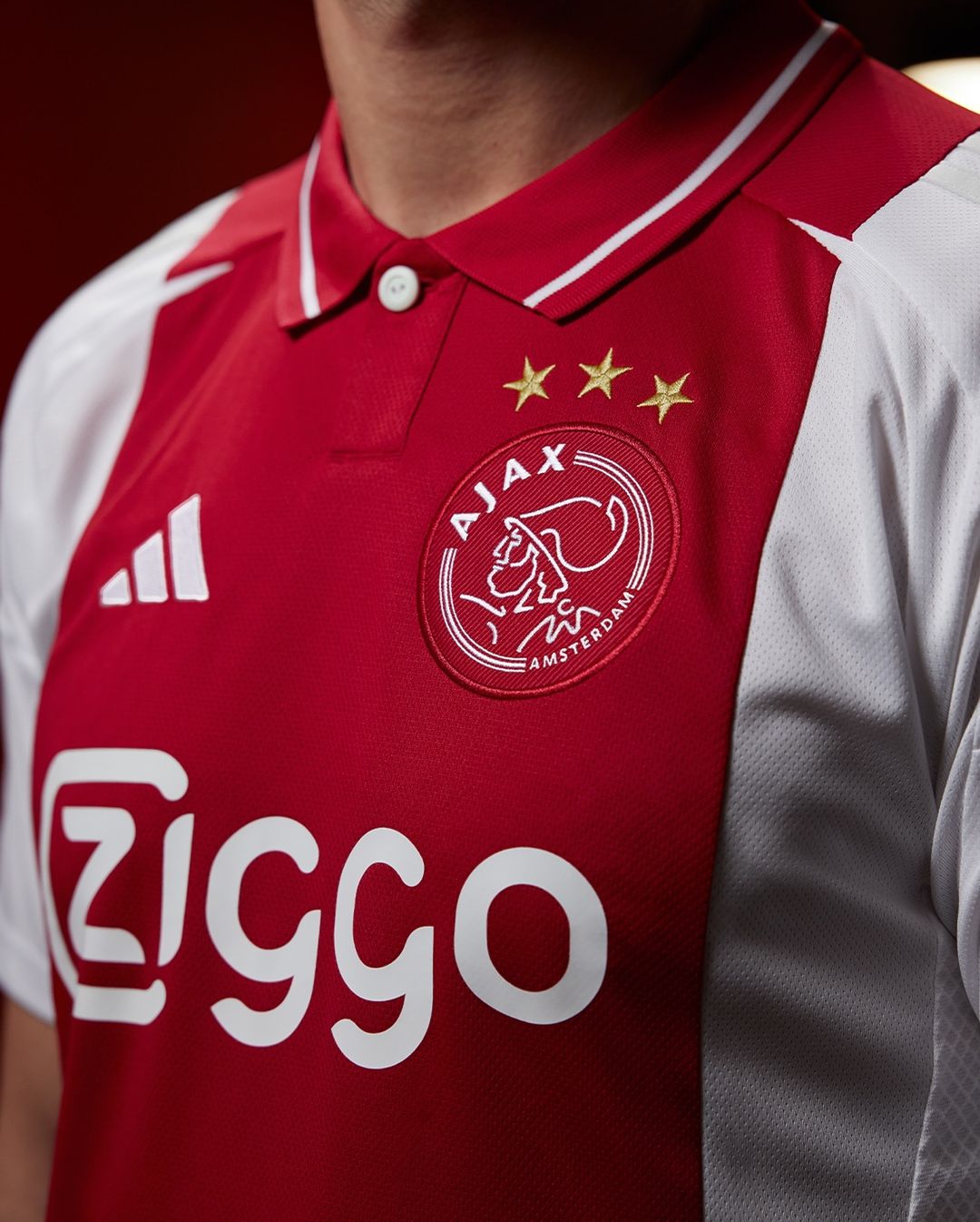 Ajax thuisshirt 2024-2025 geïnspireerd door iconische shirts met kraag