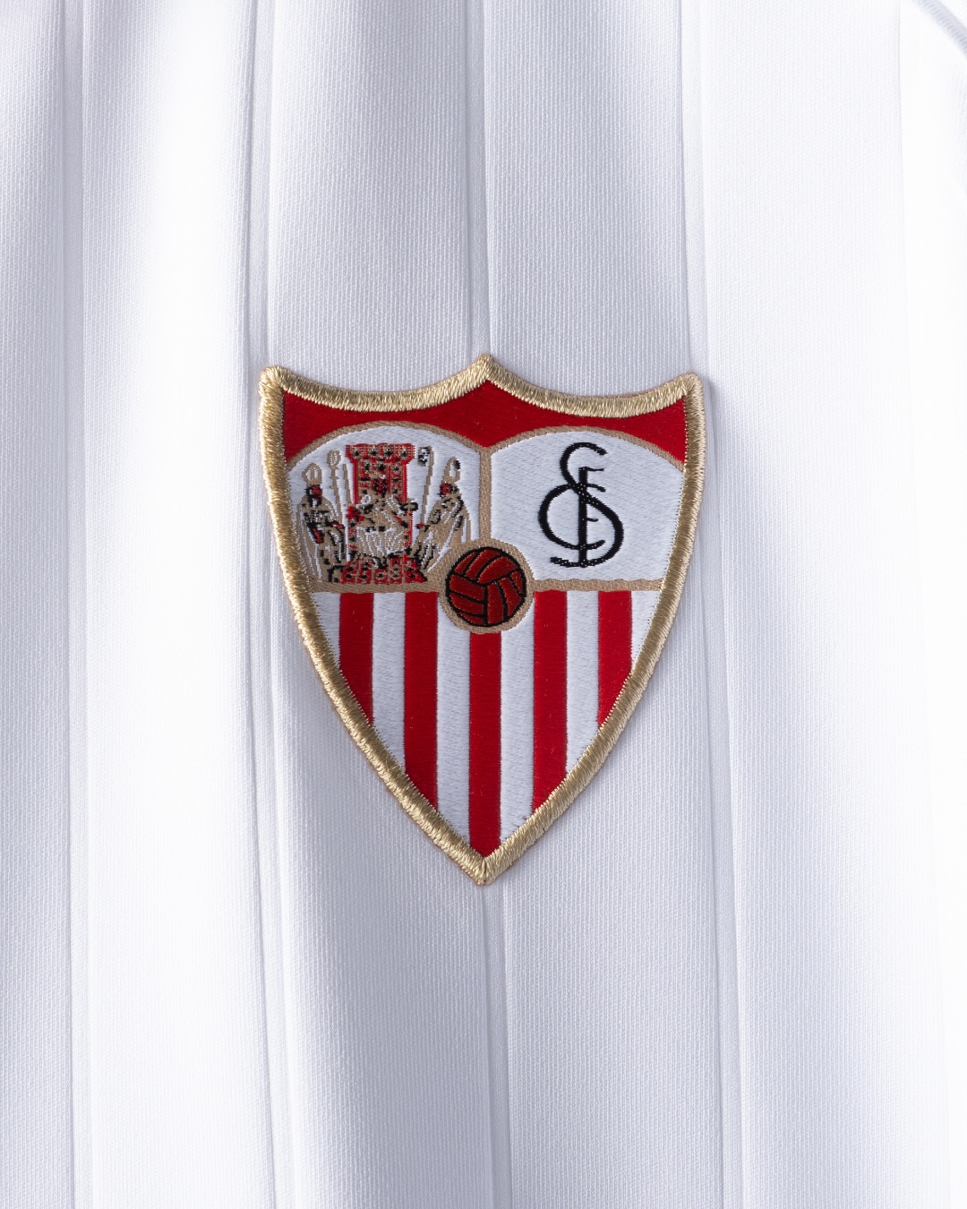 Dit zijn de Sevilla CF voetbalshirts 2025-2026 van adidas