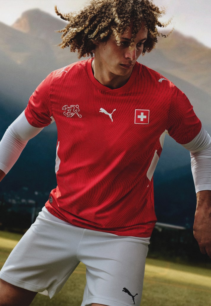 Zwitserland WK 2026 thuisshirt geïnspireerd door Zwitsers paspoort!