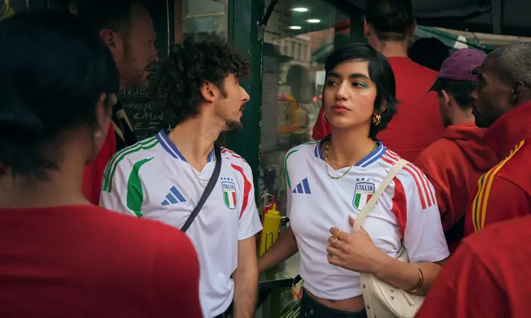 Italië Euro 2024 uitshirt weer wit met Italiaanse kleuren