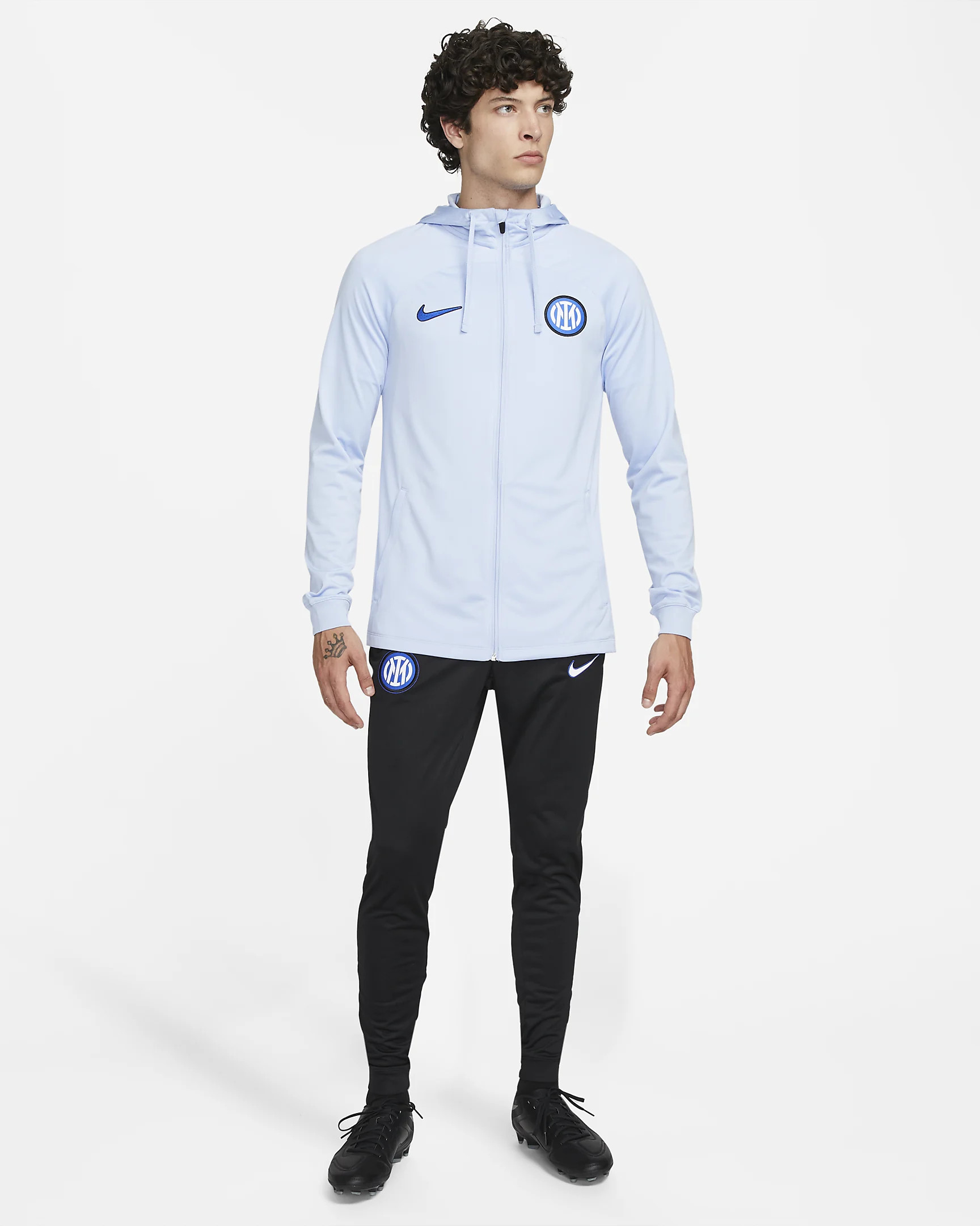 Dit is het lichtblauwe Inter Milan trainingspak 2023-2024